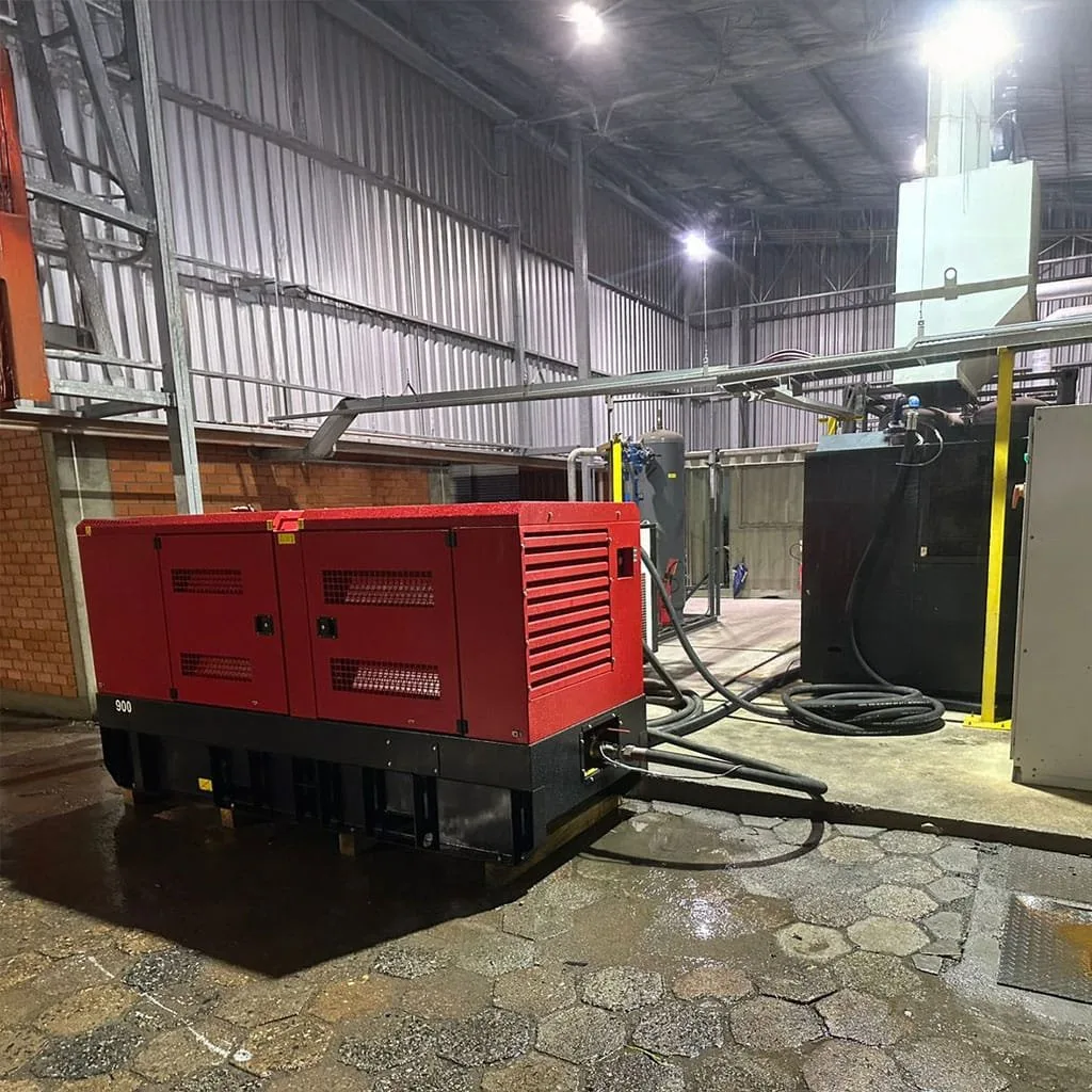 Compressor elétrico isento de óleo com carenagem em operação noturna em planta industrial
